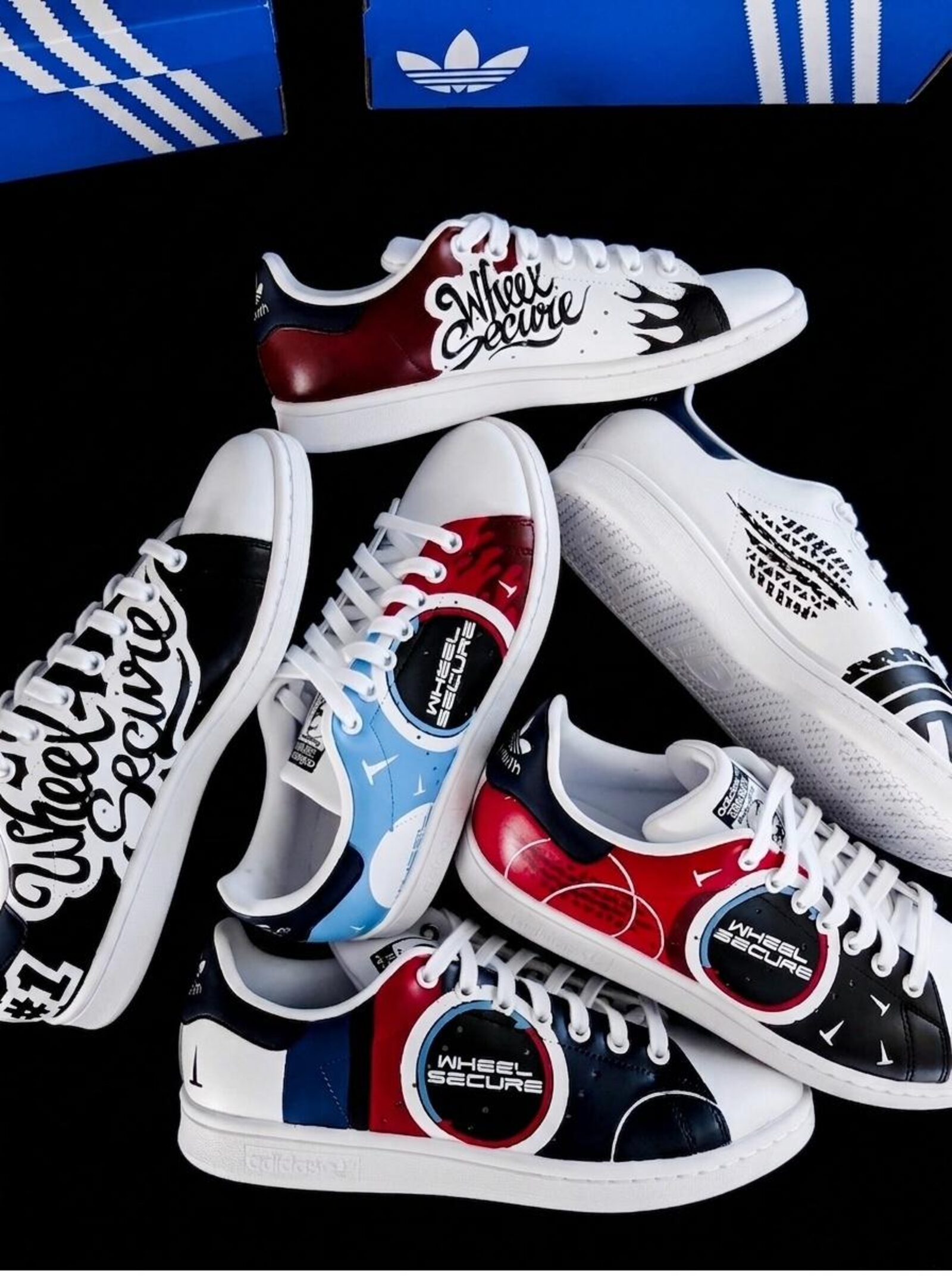 Artiste accompagnant la customisation de sneakers pendant un atelier