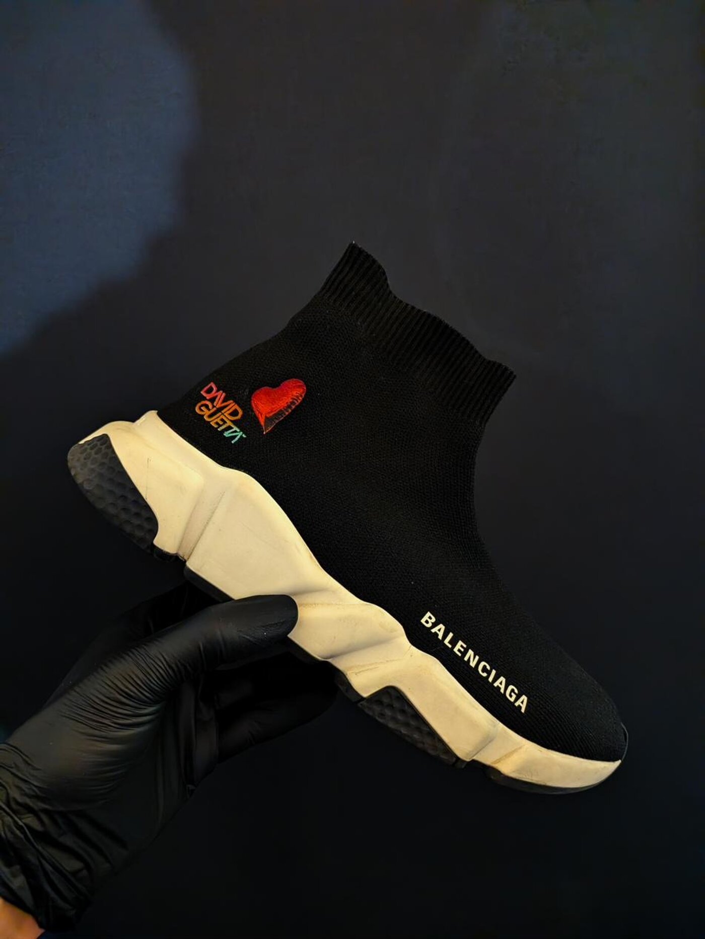 Initiales peintes à la main sur une sneaker