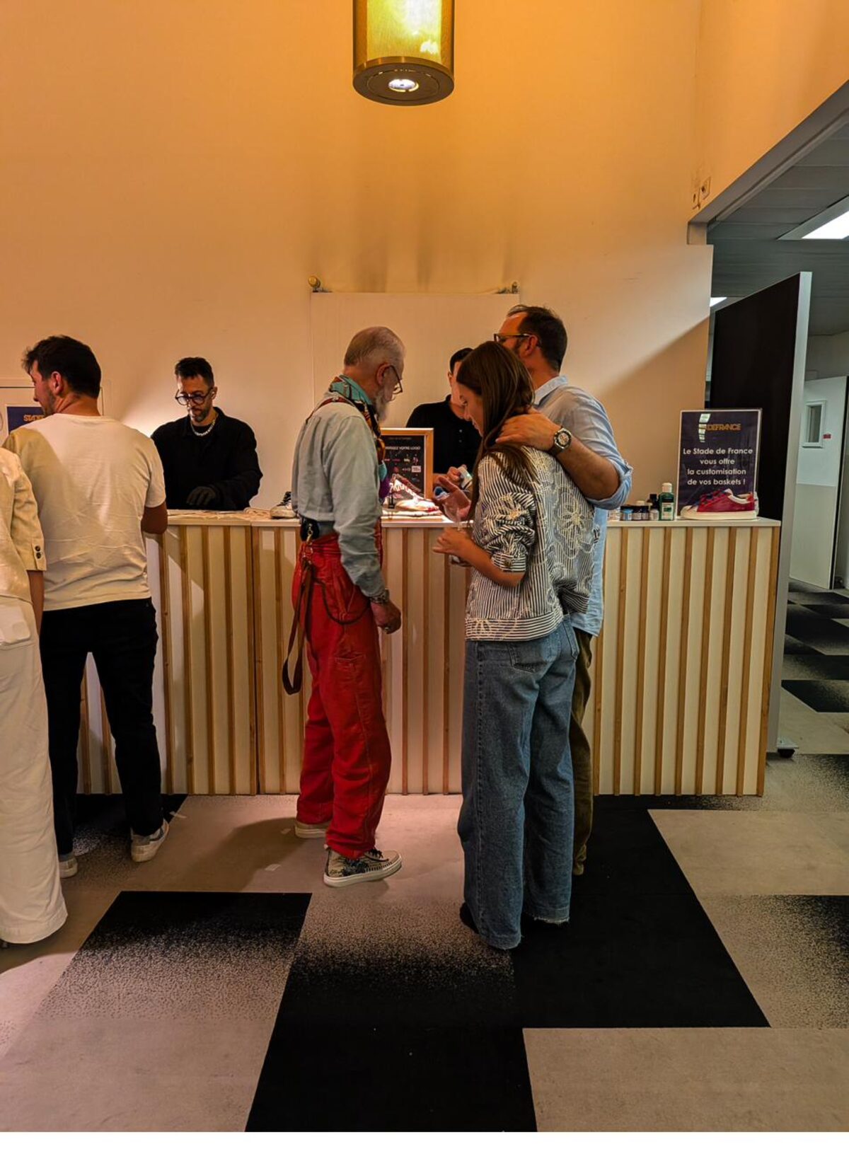 Invités au corner de customisation pendant un événement