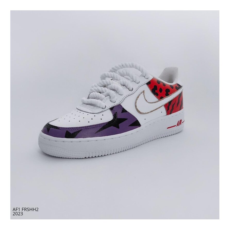 Sneakers blanches customisées avec motifs colorés
