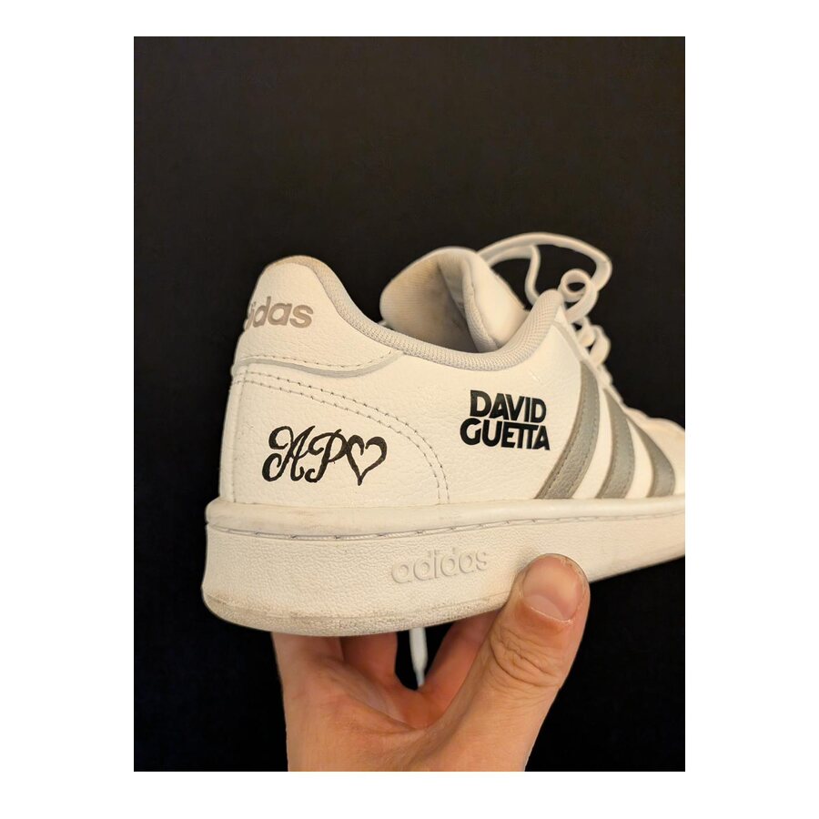 Sneaker customisée avec signature peinte à la main