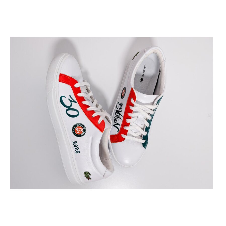 Paire de sneakers customisée aux couleurs d'un événement sportif