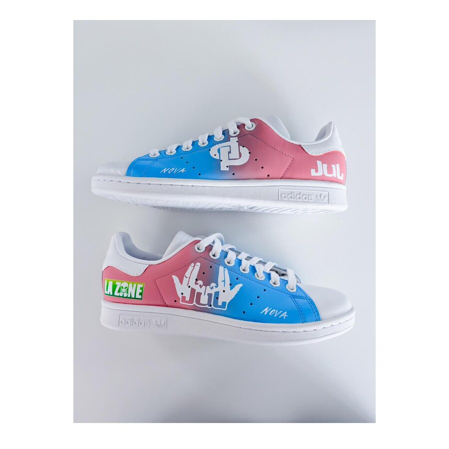 Paire de sneakers customisée avec logo peint pour une marque