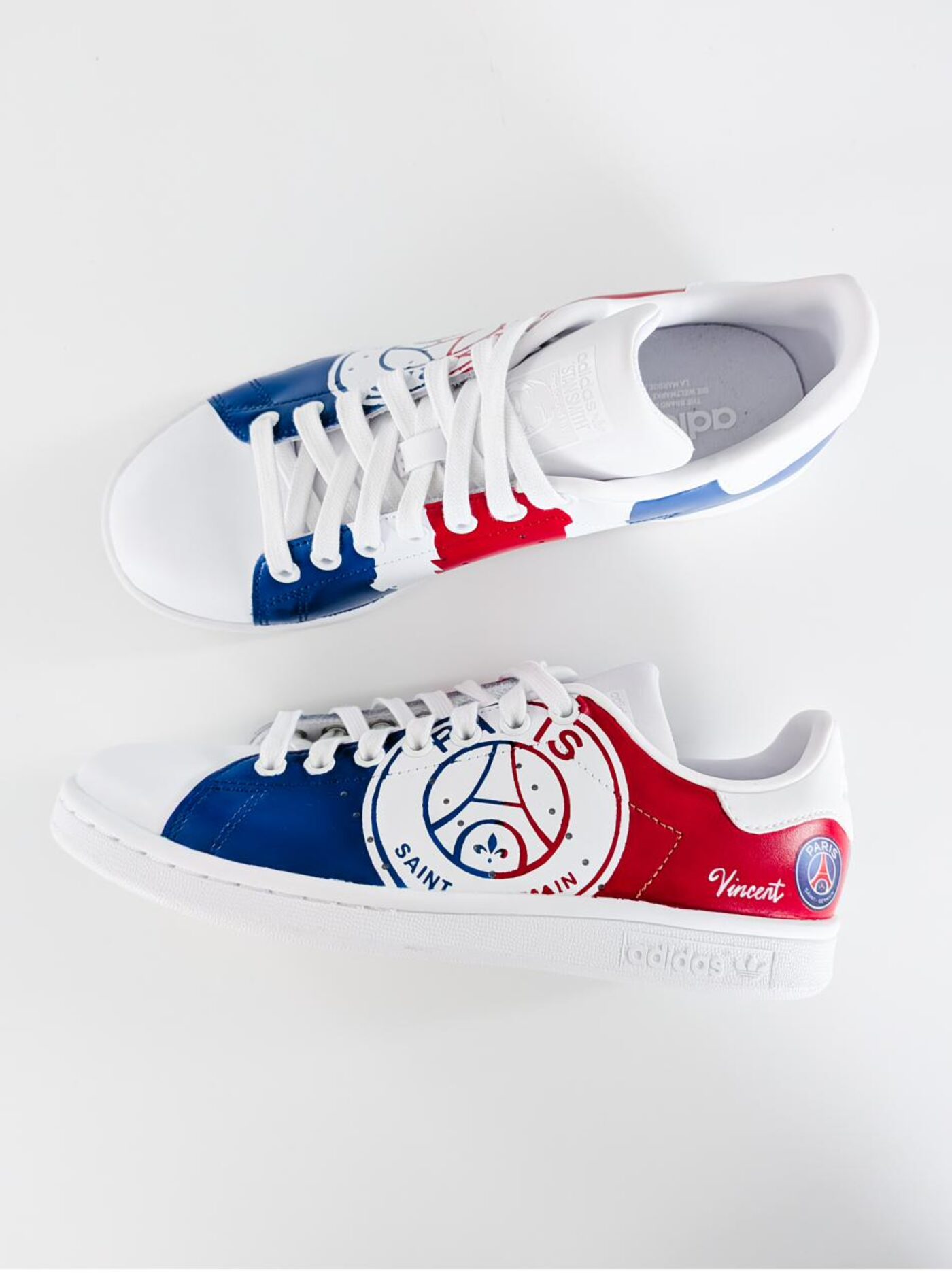 Paire de sneakers customisée aux couleurs d'une marque