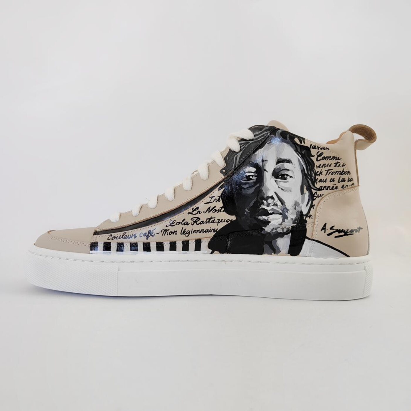 Paire de sneakers customisée avec un portrait peint à la main